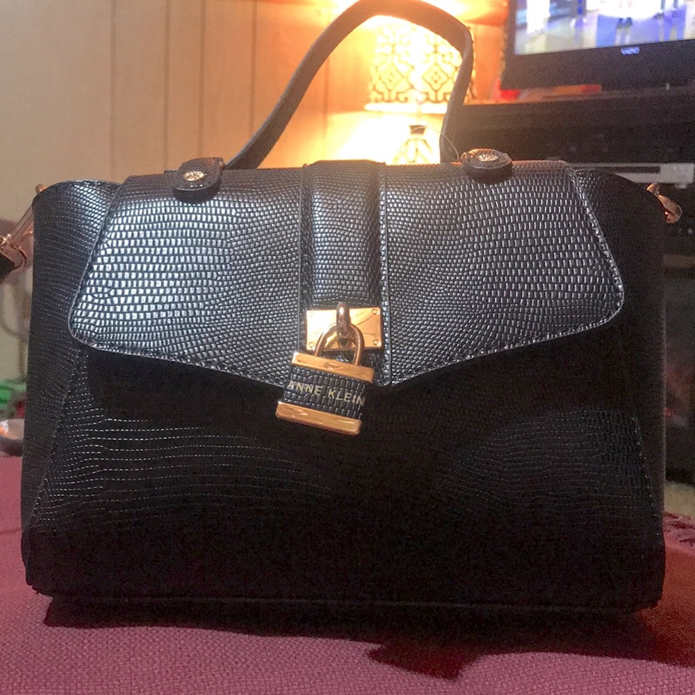 ANNE KLEIN black cross body bag💖